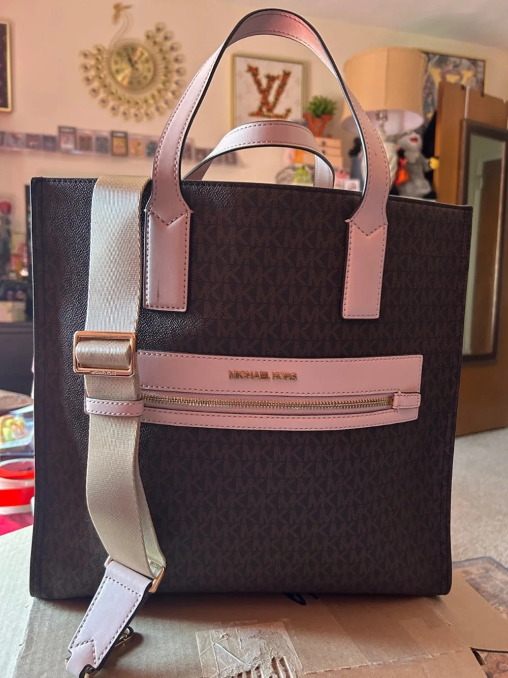 Like New Michael Kors Satchel - Picture 2 of 9